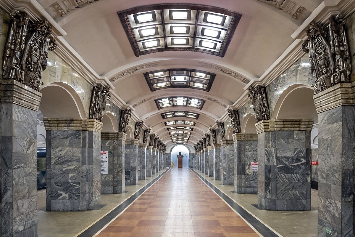 Вход в питерское метро