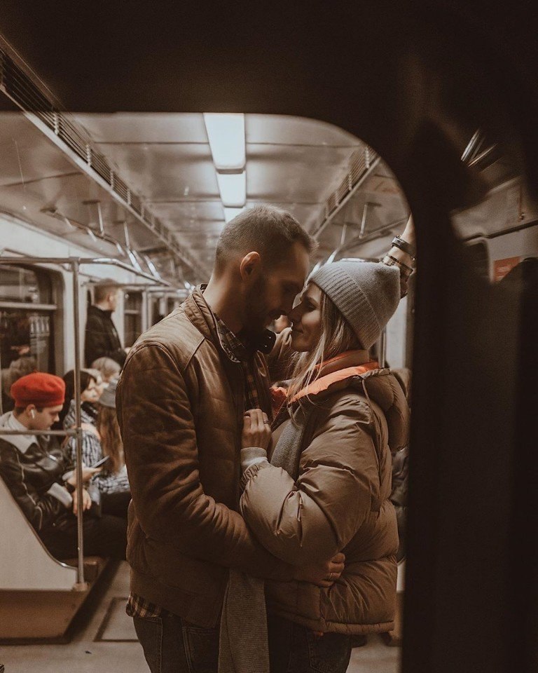 Пара в метро фото