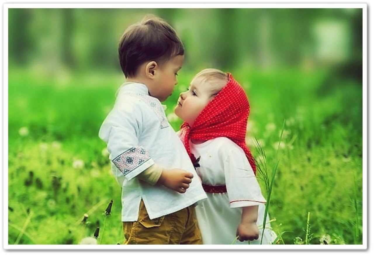Маленькая девочка любит мальчика. Детский поцелуй. Малыши любовь. Мальчик и девочка любовь.