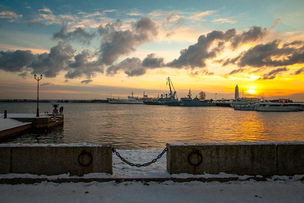 Кронштадт прогноз по часам. Залив у Кронштадта закат. Рассвет в Кронштадте. Кронштадт парк закат. Кронштадт закат рассвет.