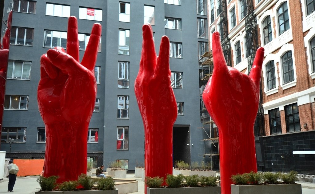 Где красненькая. Скульптуры на нижней Красносельской 35. Памятник руки. Скульптура красные руки. Красные руки в Москве статуи.