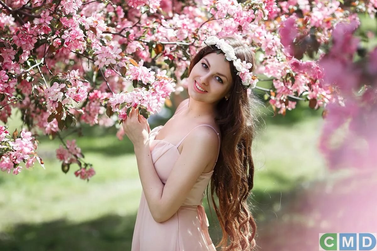 18 апрель женщин. Девушка в цветущем саду. Девушка в цветущем яблоневом саду. Девушка и Цветущая вишня.