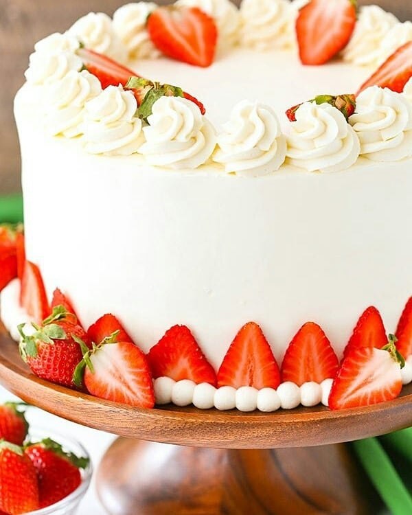 Как украсить торт сливками и ягодой