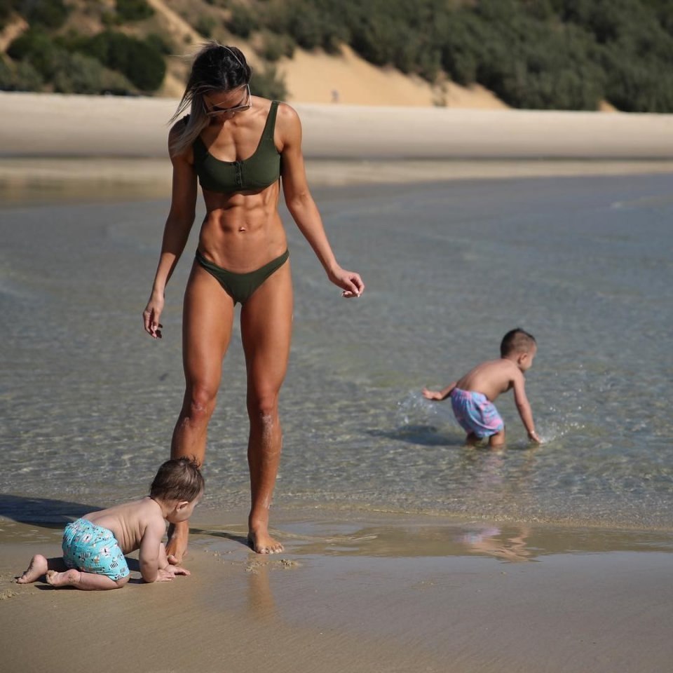 голая мама с ребенком на пляже фото фото 39