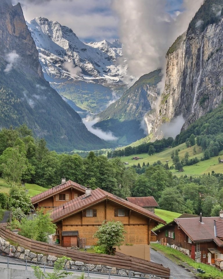 Швейцария село Лаутербруннен