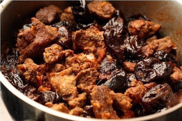 Мясо с черносливом.Сохрани и приготовь Ингредиенты:Лук — 200–250 гКрупная морковь — 1 шт.Мякоть ... - 6