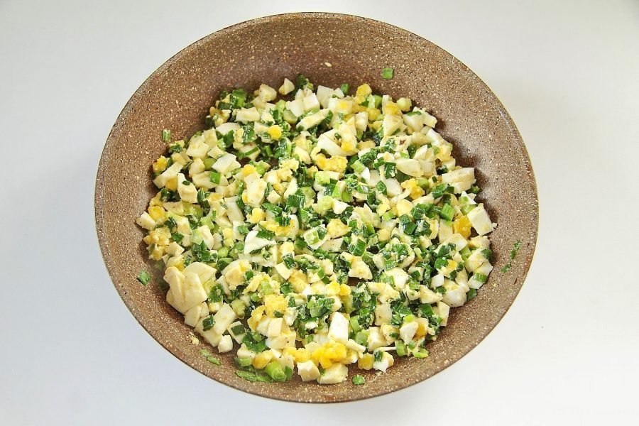 Салат с репчатым луком и яйцом. Яйца с зеленым луком. Фарш яйцо лук. Рубленые яйца с маслом и луком.