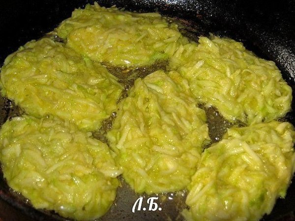 ОЛАДЬИ ИЗ КАБАЧКОВ.Это очень простое и вкусное блюдо, которое готовится очень быстро. Но в нем есть ... - 4