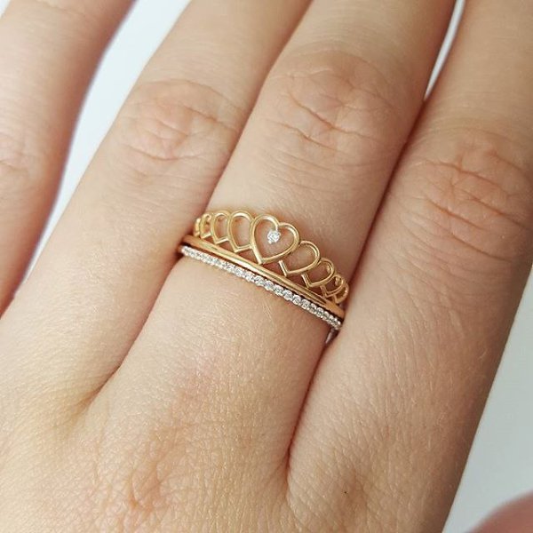 Красивые кольца из золота для девушек на руке