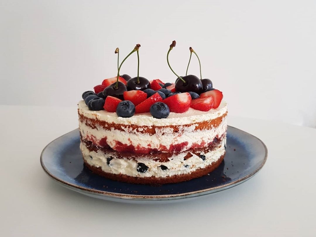 Ягодно бисквитный торт. Бисквитный торт с ягодами. Ванильно ягодный торт. Ванильный торт с ягодами. Торт с ягодами рецепт.