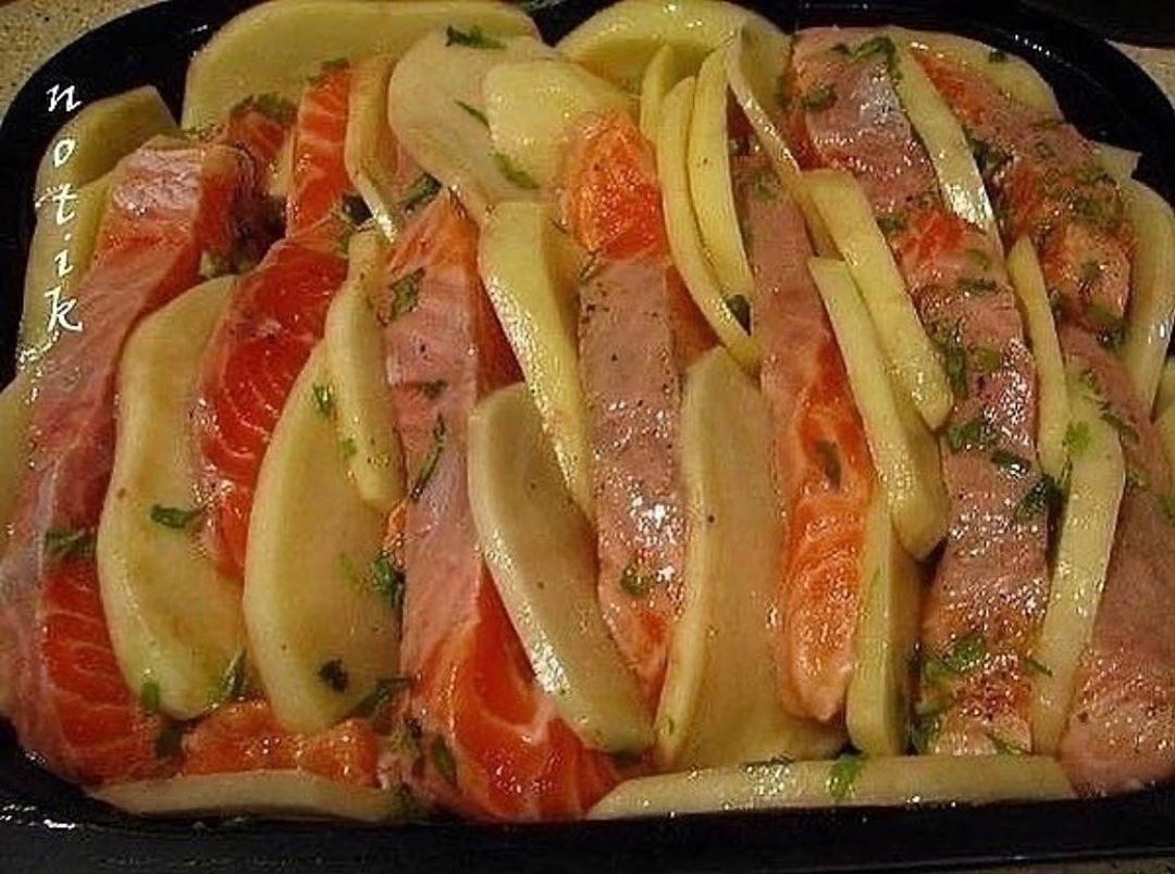 Красная рыба в духовке с картошкой