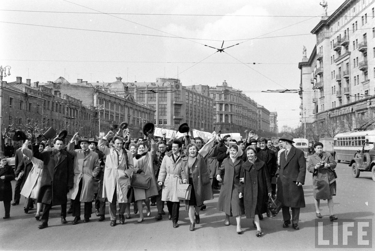 Ликование на красной площади в честь полёта Гагарина 1961