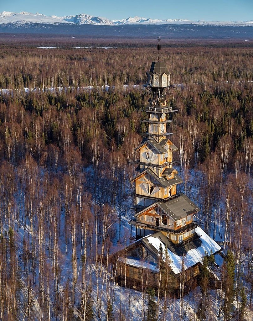 деревянный дом с башней