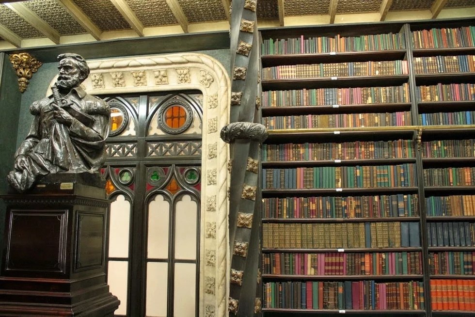 Металлическая библиотека в эквадоре