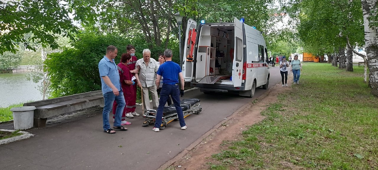 Типичное кировское. Девочке стало плохо в парке вызвали скорую.