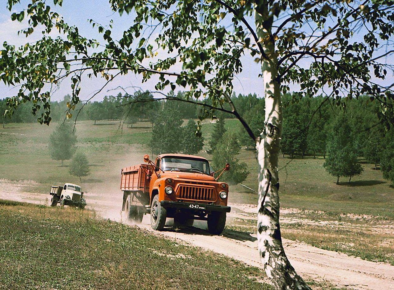 Советские дороги. ГАЗ 53 В поле. ГАЗ 53 1973. СССР газ53 сельхозтехник. За рулем ГАЗ-53.