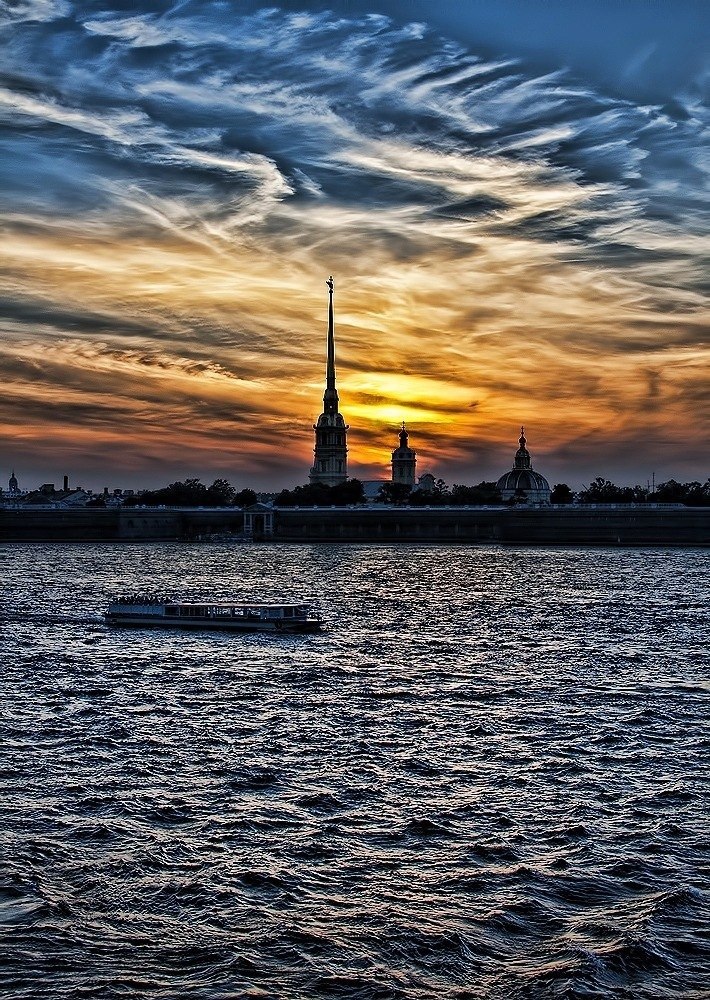 Под небом питера. Санкт-Петербург Петропавловская крепость закат. Петропавловская крепость с Невы. Петропавловская крепость закат. Санкт Петербург закат летом Петропавловская крепость.