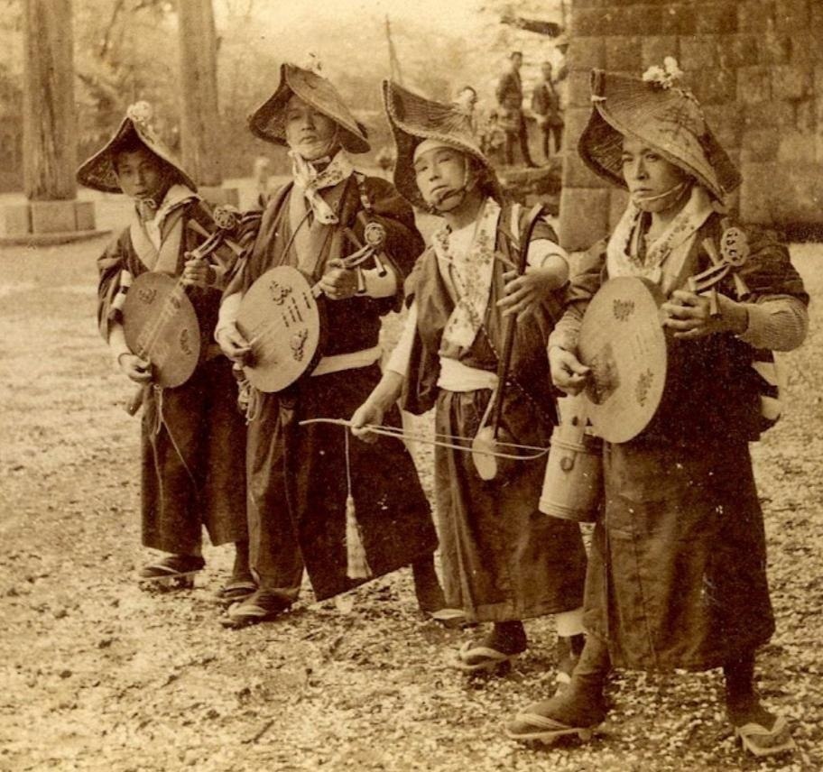 Старые фотки музыка. Фото бродячие музыканты Япония 1900. Бродячие музыканты 19 века. Япония 1900. 19 Век бродячий музыкант.