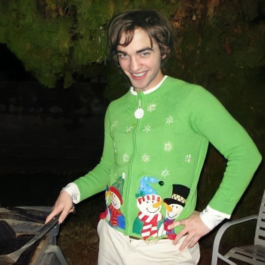 Роберт Паттинсон в зеленом костюме