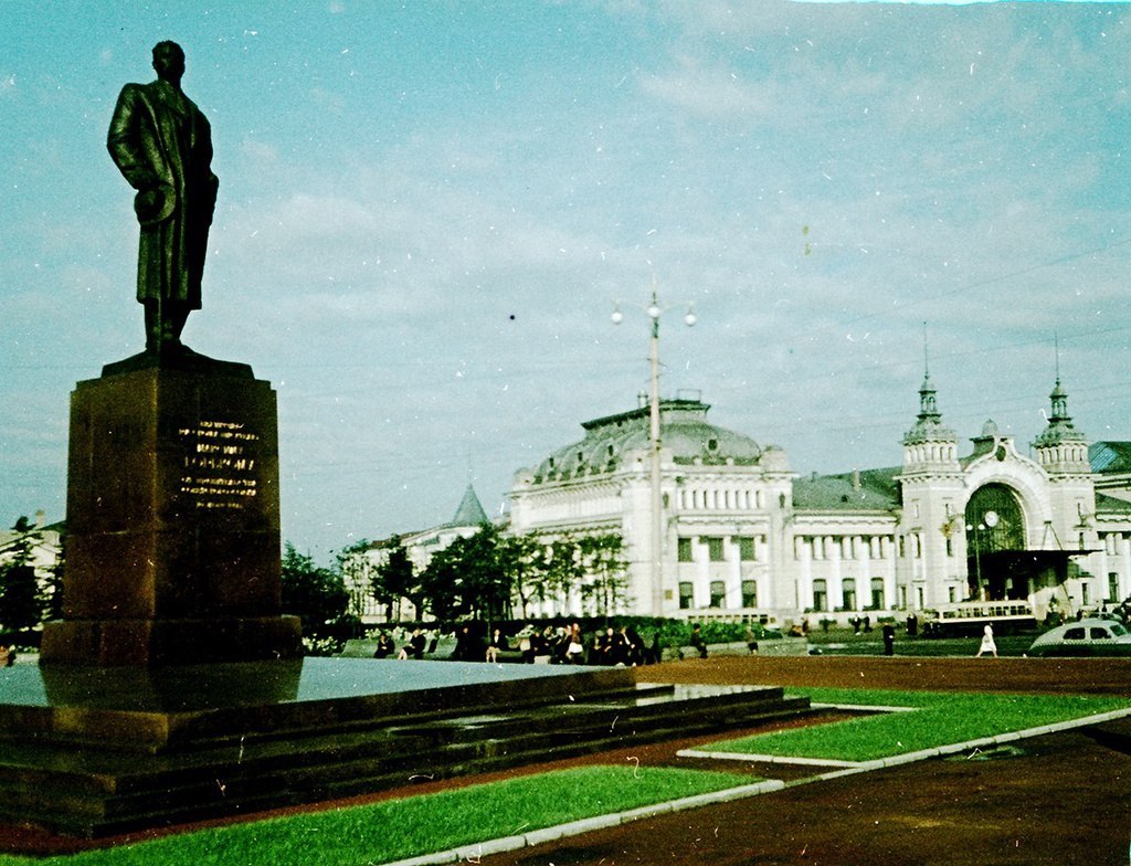 Памятник у белорусского вокзала