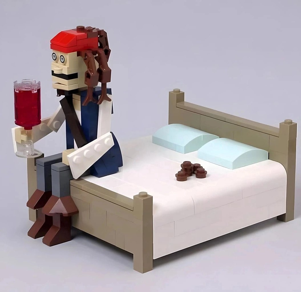 Лего Джек Воробей на кровати