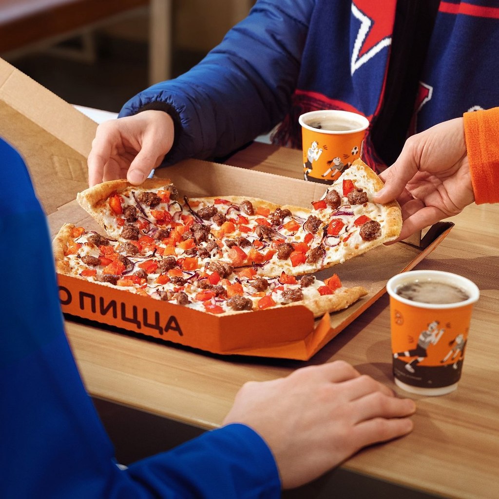 Доставка пиццы спб отзывы. Пицца хоккейная. Додо пицца динозавр. Додо пицца Словакия. Конкуренты Додо пиццы.