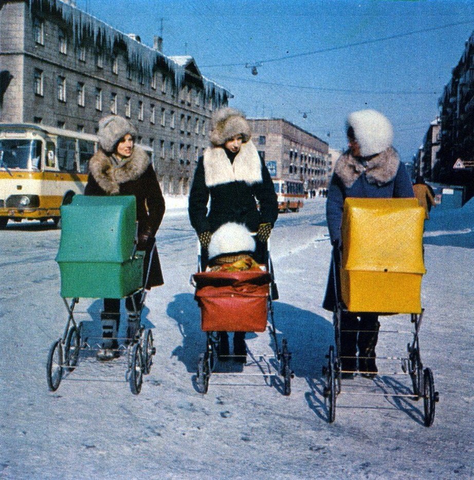 Женщина с коляской СССР