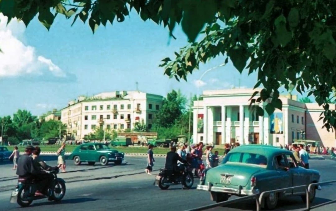 Барнаул 80 фото. Барнаул площадь октября в 1960. Старая площадь октября Барнаул. Барнаул 80-е. Город Барнаул в 70 годы.