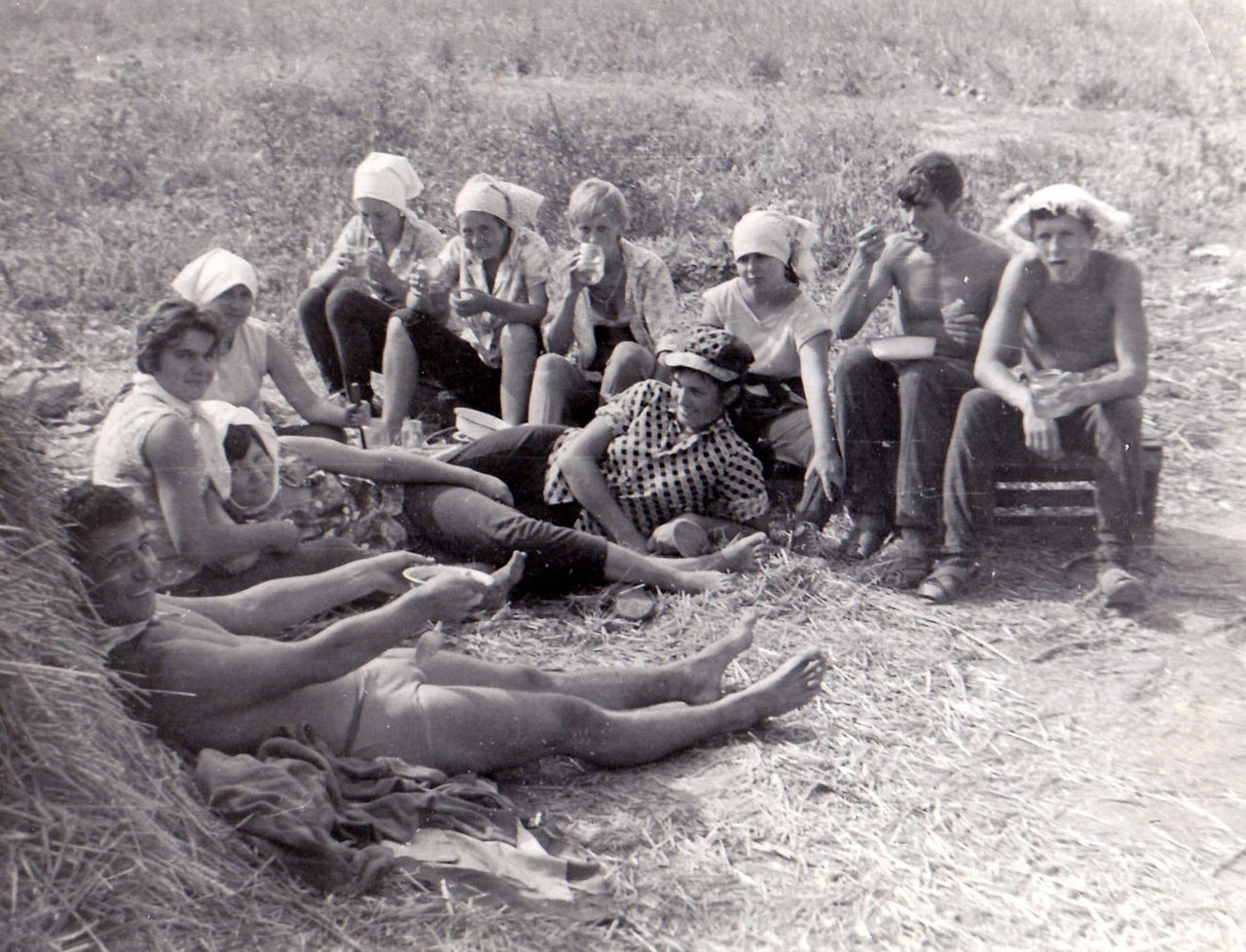 Колхоз назад в ссср. Студенты в колхозе. Колхоз 1980. Студенты в колхозе 1975. В колхозе 1983.