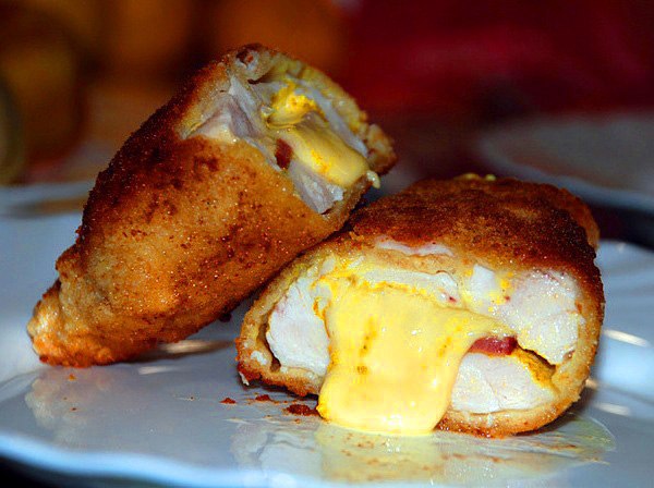 Шницель «Кордон блю» Cordon bleu.Ингредиенты: – куриные грудки по числу шницелей – ломтики твердого ...