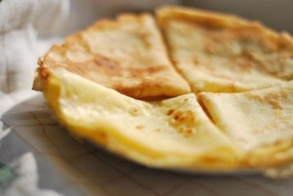 Crepes. • 100 г 221 ккал • Б 5 • Ж 11 • У 23 • 1 яйцо 1 стакан молока 75 г муки 1 ст л сахара 2 ст л ...
