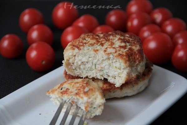Отличный вариант для ужина! Куриные котлеты с кабачком и творогом на 100г 90ккал. Фарш из куриного ...