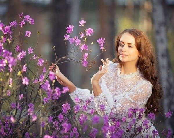 Есть в русской женщине божественная сила: Не помня зла, не зная похвальбы, Уж как бы подло жизнь ...