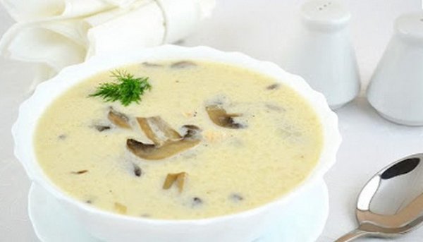 Грибной суп с плавленым сыром. Ингредиенты: 300 г шампиньонов 300 г картофеля 200 г куриного филе ...
