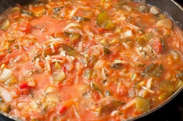 Солянка сборная мясная.Ингредиенты:Голяшка говяжья с костью - 600 г Лук репчатый (100г) - 3 ... - 6