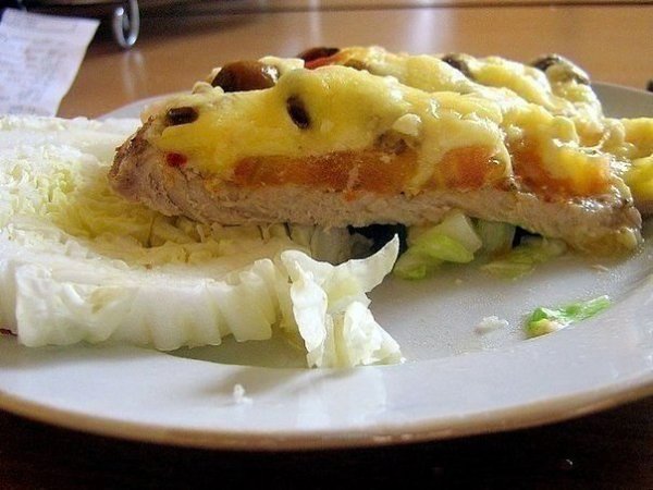 Мясо по-купечески (с грибами). Ингредиенты: Свинина (карбонат) - 4 кусочка, грибы замороженные ... - 6