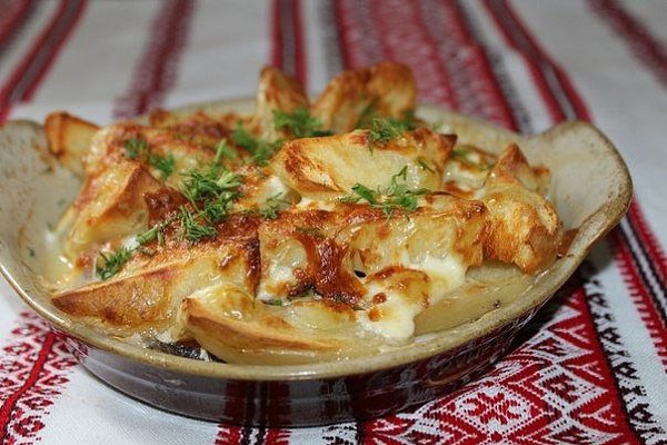 Горячая тарелка.Ингредиенты:Куриное филе — 400 грКартофель — 2-3 штСыр — 100 грШампиньоны — 3 ...
