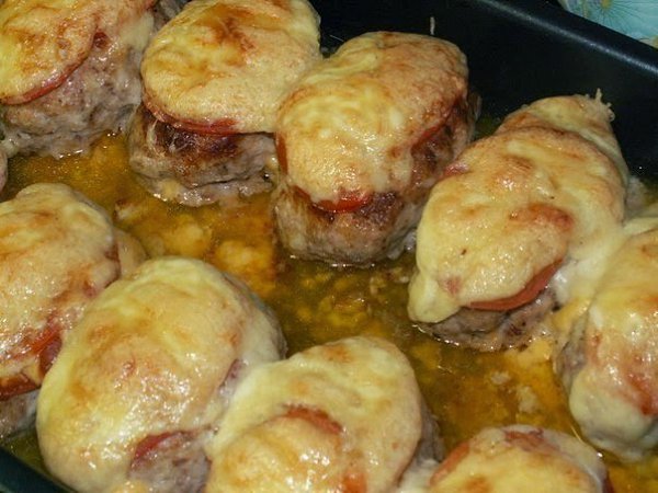 Котлетки под шубкой.Ингредиенты:Фарш (из индейки) - 1 кгЯйцо куриное - 2 штБатон (белый, без ...