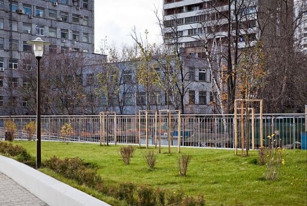 Детская площадка на гараже 3-й Мытищинской улицы.На территории одной из столичных улиц, внутри двух ... - 3