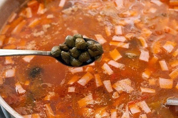 Солянка сборная мясная.Ингредиенты:Голяшка говяжья с костью - 600 г Лук репчатый (100г) - 3 ... - 8