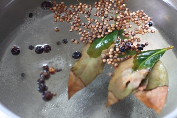 Сельдь пряного посола дома. Ингредиенты: Рассол на 1 л.воды: 4 ст.л. соли 1,5 ст.л. сахара 80 мл ... - 2