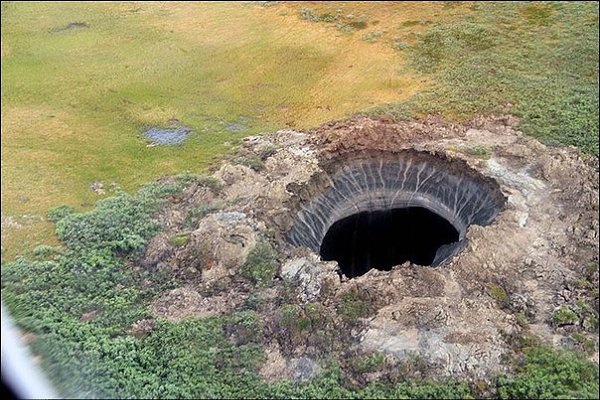 На сегодняшний день многие ученые склонны считать, что причиной образования ямальского кратера стал ...