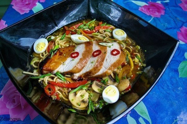 Лапша, с овощами и сочной куриной грудкой. Продукты (на 2 порции) Яичная лапша - 1 связка(74 г.) ...
