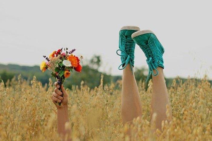 Я искренних люблю людей. Что от толпы лица не прячут. Не говорят пустых речей. Когда захочеться ...