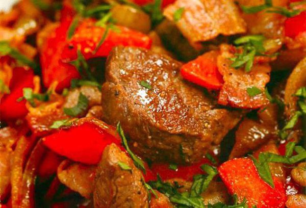 Мясо тушеное с шампиньонами и сладким перцем.Ингредиенты:800 г свинины250-300 г шампиньонов2 ...