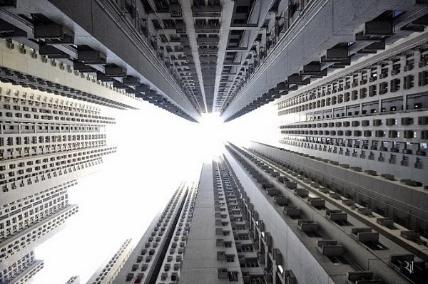 Французский фотоограф Romain Jacquet-Lagrze снял оригинальную фотосерию Vertical Horizon, сосотоящую ...