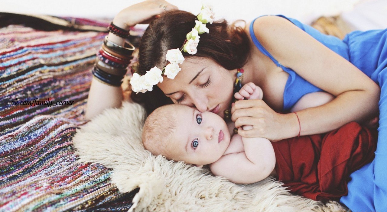 Как душа выбирает маму до рождения. Мама поет колыбельную ребенку. Фото Стоянова с мамой.