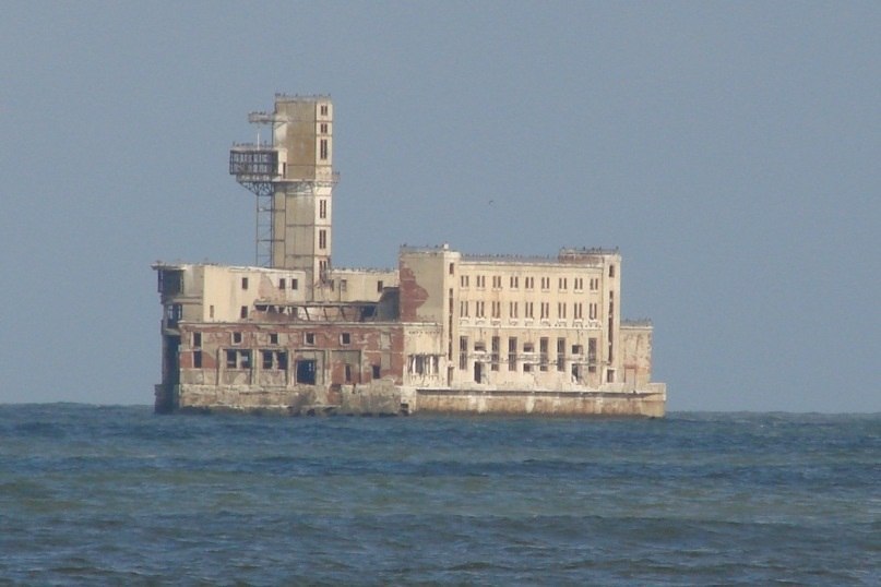 Цех 8 в море. Восьмой цех завода «Дагдизель», Каспийск. Завод Дагдизель в Каспийске. Дагдизель Каспийск 8 цех. Цех Дагдизель в море Каспийск.