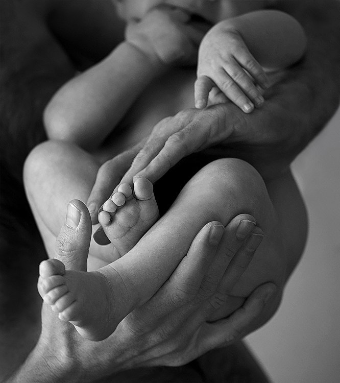 Мама день ноги. Переплетенные пальцы. Сплетение тел. Сплетение рук и ног. Сплетение рук.