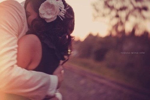 Доверяйте тем людям, которые умеют видеть в вас три вещи: печаль, скрывающуюся за улыбкой, любовь, ...